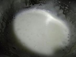 打蛋器开高速打发至出现细腻的小气泡状态，加入剩下白砂糖的1/2