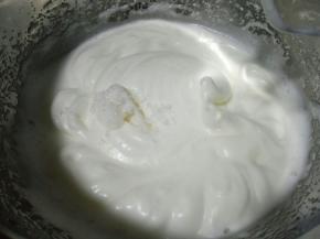 高速打发至出现明显的纹路后加入剩下的白砂糖