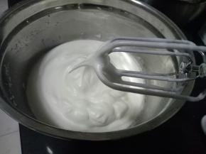 低速打发至提起打蛋器蛋白呈小弯勾状态就可以了