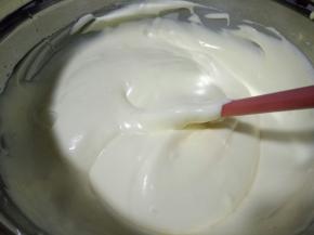 将拌好的蛋糕糊倒入剩下的蛋白霜中继续翻拌均匀