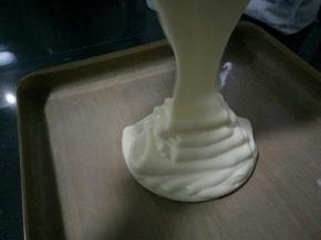 烤盘垫油布，将拌好的蛋糕糊倒入烤盘中