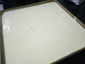 用刮板刮平整后轻震几下震去大气泡