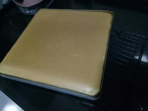 烤好后放烤架上晾凉，继续烤第二盘蛋糕
