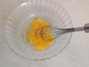 先将鸡蛋打散。