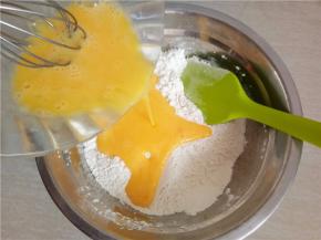 高粉、低粉、泡打粉混合均匀后，将蛋液加入用刮刀搅拌。