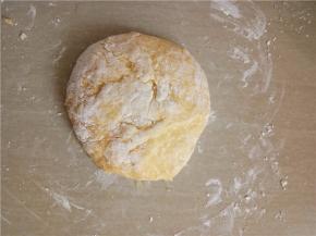 揉成比较湿的面团，盖上保鲜膜松弛1小时左右。