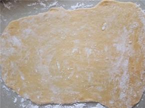 台面撒上玉米淀粉，用擀面杖擀成0.2厘米的面片。