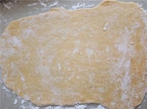 台面撒上玉米淀粉，用擀面杖擀成0.2厘米的面片。