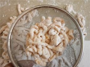 下油锅之前筛掉多余的淀粉。