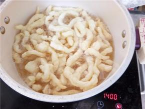 取一锅油烧至6成热，掉一根面条放入能快速膨胀浮起即表示油温合适。