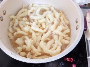 取一锅油烧至6成热，掉一根面条放入能快速膨胀浮起即表示油温合适。