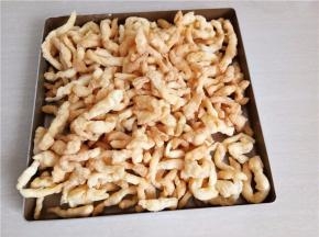 分批炸至金黄后捞出。