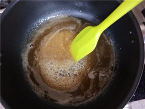 熬糖浆:将100克麦芽糖、60克细砂糖、35克清水放入锅中小火熬煮，直到细砂糖完全溶化且出现浓密泡沫后，用刮刀适当搅拌。