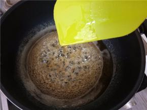 熬至挑起糖浆在空中稍冷却后可以拉出细丝，表示糖浆熬好了。