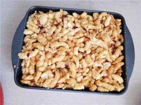 拌好的面条倒入不粘模具中，用手压紧。