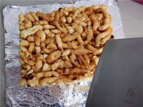 冷却后将沙琪玛倒出切块即可。