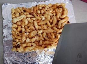 冷却后将沙琪玛倒出切块即可。