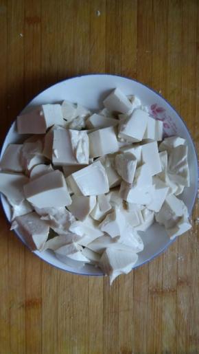 水豆腐嫩一点的那种，切块。