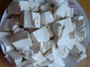 水豆腐嫩一点的那种，切块。