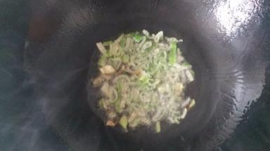 热油爆香葱花，下肉馅翻炒一下