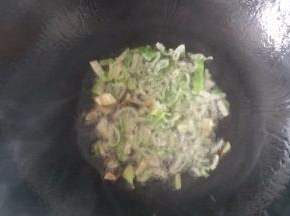 热油爆香葱花，下肉馅翻炒一下