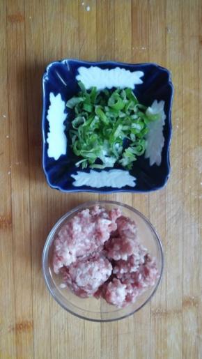 葱花、肉馅备用