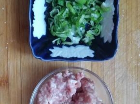葱花、肉馅备用