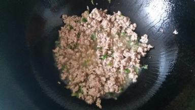 放入肉香煸炒变色