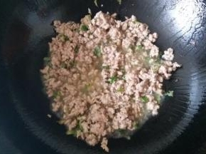 放入肉香煸炒变色