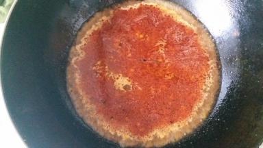 加入麻婆豆腐调料，以前都是自家辣椒、麻椒配，现在买现成的了，加入适量的热水煮一下