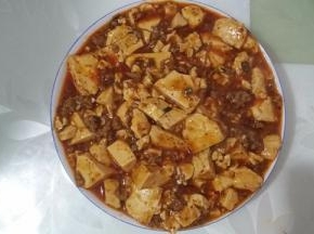 看这一大盘，平时我都在炒一个菜，配上米饭开造，正好饭熟菜上桌，适合上班族又不喜欢外面的饭菜的人哦。