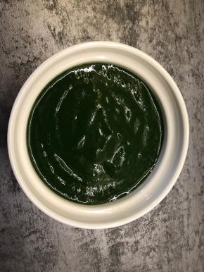 捞起放入料理机里打成细腻的菠菜汁