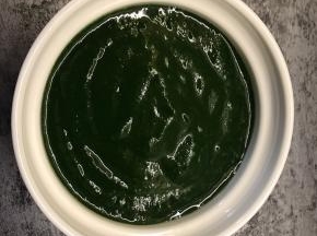 捞起放入料理机里打成细腻的菠菜汁