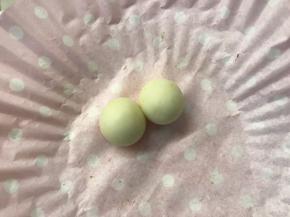 剩下的白色面团分成12个1克的小面团，将1克的小面团揉圆，两个粘连