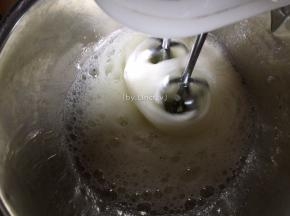 蛋清用电动打蛋器快速打出粗泡，加入1/3细砂糖
