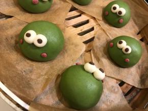 取2个绿豆大小的红色面团当腮红，粘在菠菜面团上