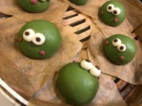 取2个绿豆大小的红色面团当腮红，粘在菠菜面团上
