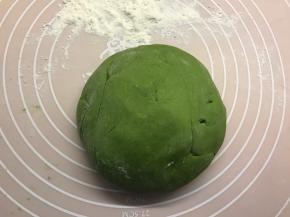 发酵至两倍大小取出揉捏排气，尽量多揉，揉的时间越多面团越光滑