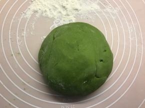 发酵至两倍大小取出揉捏排气，尽量多揉，揉的时间越多面团越光滑