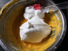 然后将1/3蛋白糊加入南瓜糊中翻拌均匀
