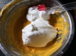 然后将1/3蛋白糊加入南瓜糊中翻拌均匀
