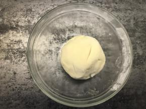 将白色面团内的食材混合成团