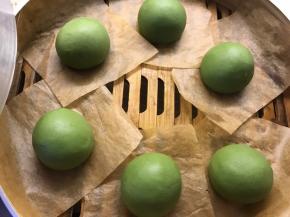 揉光滑后放入蒸笼内，盖上盖子