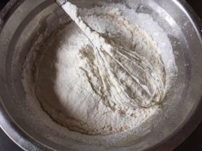 过筛加入低筋面粉
