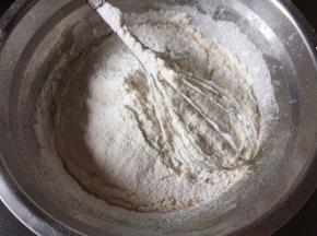 过筛加入低筋面粉
