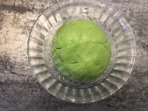 酵母放入温水中搅拌均匀，将菠菜汁面粉、白糖一起混合成菠菜面团