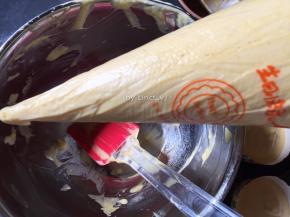 拌好的南瓜糊装入裱花袋中
