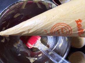 拌好的南瓜糊装入裱花袋中
