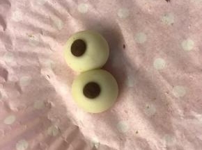 摘芝麻大小的可可粉面团做眼珠粘在1克的白色面团上