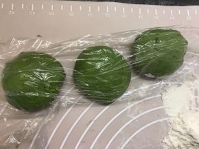 将菠菜面团揉好后摘成50克左右的小面团